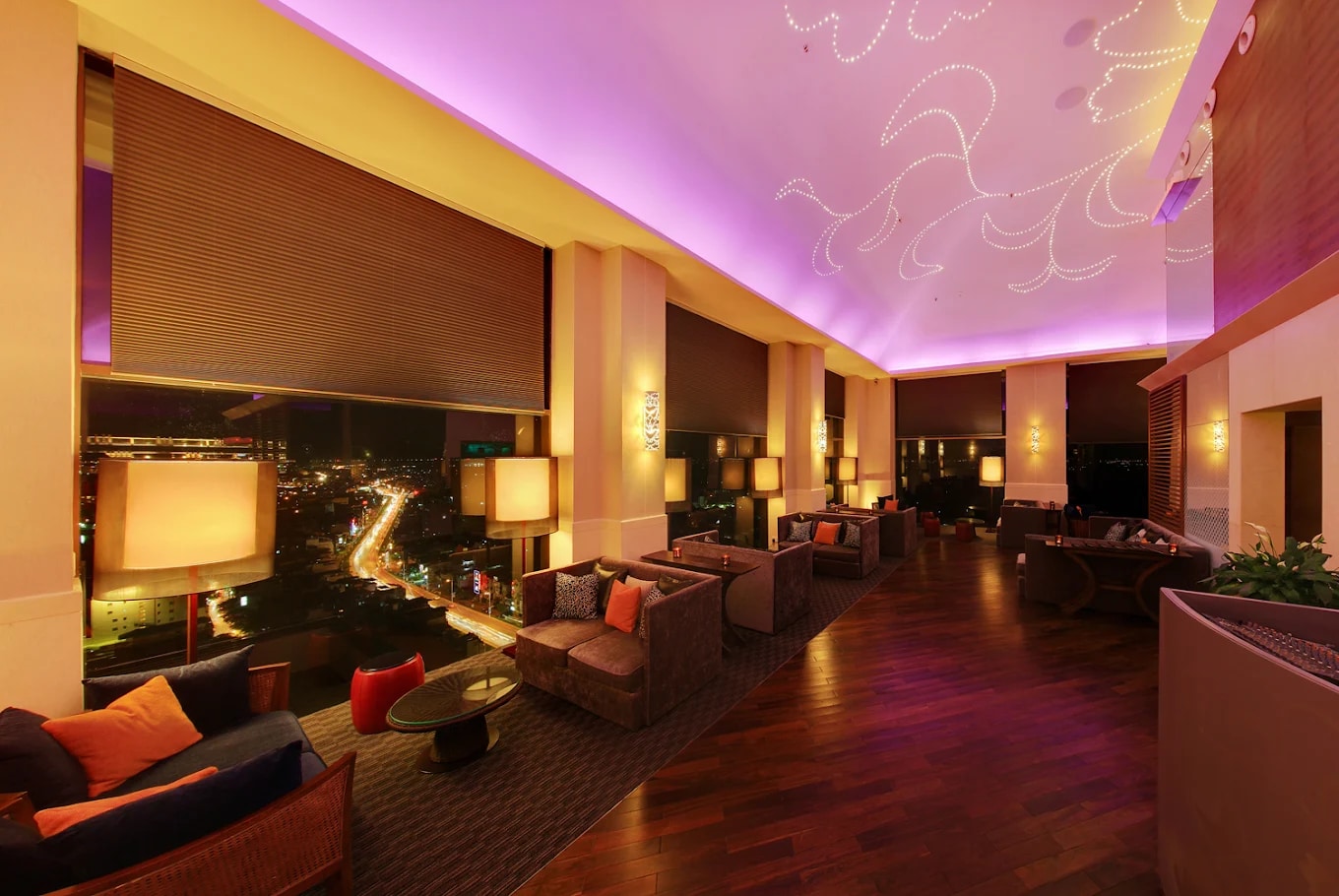 The Summit Bar với không gian ấm cúng, decor tinh tế